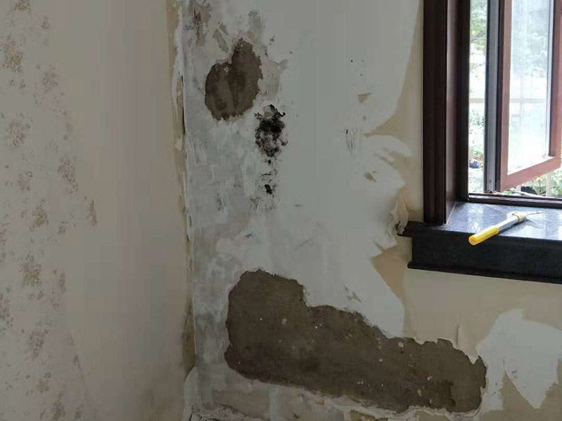 墻面起霉空鼓維修：確定空鼓的具體位置，用粉筆畫出切割線，切割線比空鼓部位寬出不少于100mm。切割線必須整潔規(guī)范，做成長方形或正方形。畫好切割線后用砂輪切割機切開，禁止未切割就直接打鑿。打鑿必須干凈，清理到基層。掛鋼絲網(wǎng)，噴霧器灑水濕潤。先在底面及四周刷801膠素水泥漿一遍，12小時內(nèi)進行噴水養(yǎng)護不少于3天。分兩次用和原面層相同材料的1:2水泥砂漿填補并搓平。修補完后用噴霧器噴水養(yǎng)護不少于3天。