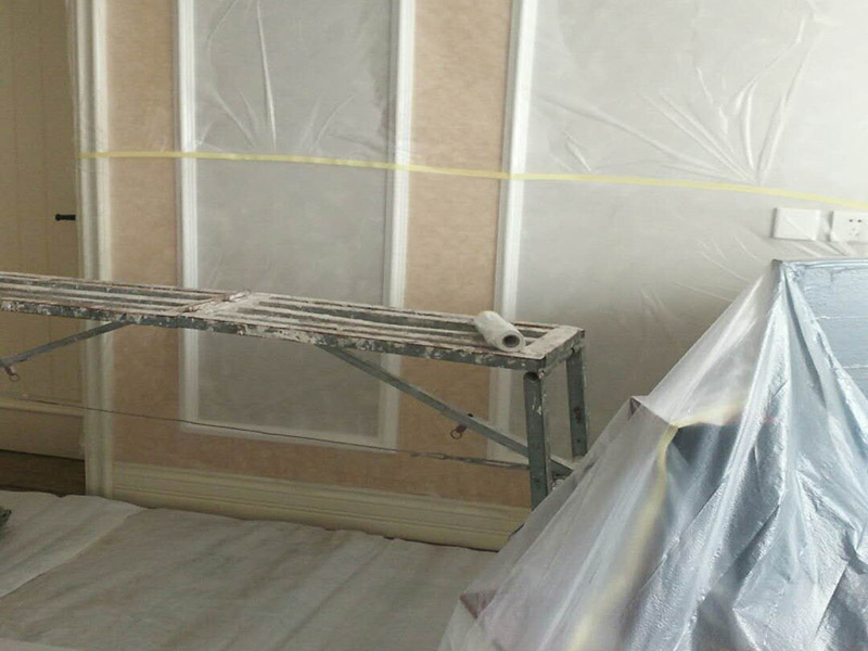 客廳天花板維修：導(dǎo)致掉皮的原因其實也并不少，要根據(jù)原因入手去弄哦，這樣才更有效！施工溫度的原因，乳膠漆施工溫度低，未能形成連續(xù)的涂膜而龜裂，遇水即會脫落;基層疏松，有油污等污物，涂膜與基層粘附不好，造成剝落；基層批刮膩子強(qiáng)度低，膩子層未干透即涂刷乳膠漆；基層過于平滑，以造成涂膜附著力不好。剝落防范:施工前先觀察一下，清理好基層。原來的乳膠漆最好鏟掉，重新批一下墻面，再上新乳膠漆。直接滾上去覆蓋的話時間不長很容易脫落。墻面時間長也會起鼓、掉皮的，你就是買高品質(zhì)的抗堿底漆、封閉底漆先刷幾遍再做基層處理和乳膠漆。