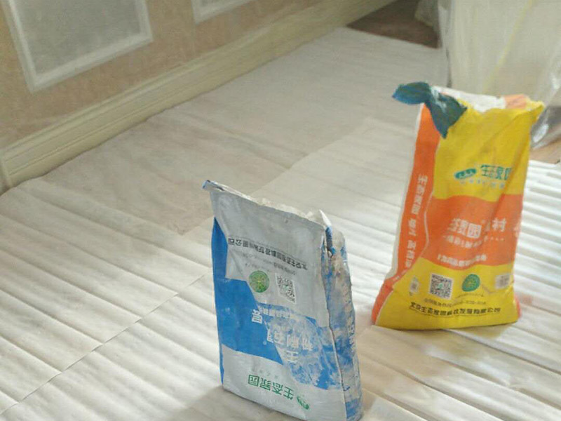 客廳天花板維修：導(dǎo)致掉皮的原因其實也并不少，要根據(jù)原因入手去弄哦，這樣才更有效！施工溫度的原因，乳膠漆施工溫度低，未能形成連續(xù)的涂膜而龜裂，遇水即會脫落;基層疏松，有油污等污物，涂膜與基層粘附不好，造成剝落；基層批刮膩子強(qiáng)度低，膩子層未干透即涂刷乳膠漆；基層過于平滑，以造成涂膜附著力不好。剝落防范:施工前先觀察一下，清理好基層。原來的乳膠漆最好鏟掉，重新批一下墻面，再上新乳膠漆。直接滾上去覆蓋的話時間不長很容易脫落。墻面時間長也會起鼓、掉皮的，你就是買高品質(zhì)的抗堿底漆、封閉底漆先刷幾遍再做基層處理和乳膠漆。