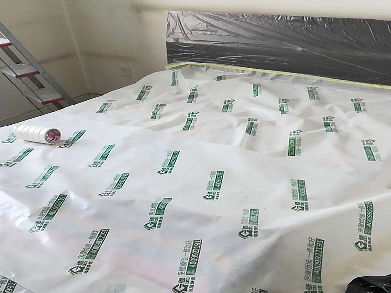 臥室局部改造：老房子裝修是工首步驟，也是最重要的步驟，就是拆改,拆除一些不必要的墻體，改造房屋結(jié)構(gòu)和水電；刮膩子，第一遍刮石膏，硬度好，附著力好干了不容易開裂收縮，填充力好，能堵住墻體上小 眼眼，干了后就不能再出現(xiàn)小眼眼了；第二遍刮的重點就是找平，第三遍進行修補。