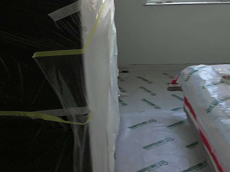 臥室局部改造：老房子裝修是工首步驟，也是最重要的步驟，就是拆改,拆除一些不必要的墻體，改造房屋結(jié)構(gòu)和水電；刮膩子，第一遍刮石膏，硬度好，附著力好干了不容易開裂收縮，填充力好，能堵住墻體上小 眼眼，干了后就不能再出現(xiàn)小眼眼了；第二遍刮的重點就是找平，第三遍進行修補。