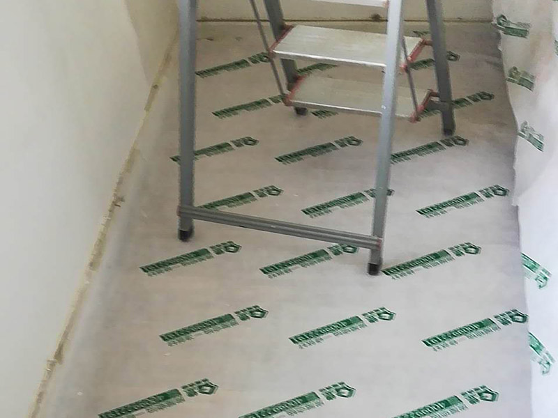 臥室局部改造：老房子裝修是工首步驟，也是最重要的步驟，就是拆改,拆除一些不必要的墻體，改造房屋結(jié)構(gòu)和水電；刮膩子，第一遍刮石膏，硬度好，附著力好干了不容易開裂收縮，填充力好，能堵住墻體上小 眼眼，干了后就不能再出現(xiàn)小眼眼了；第二遍刮的重點就是找平，第三遍進行修補。