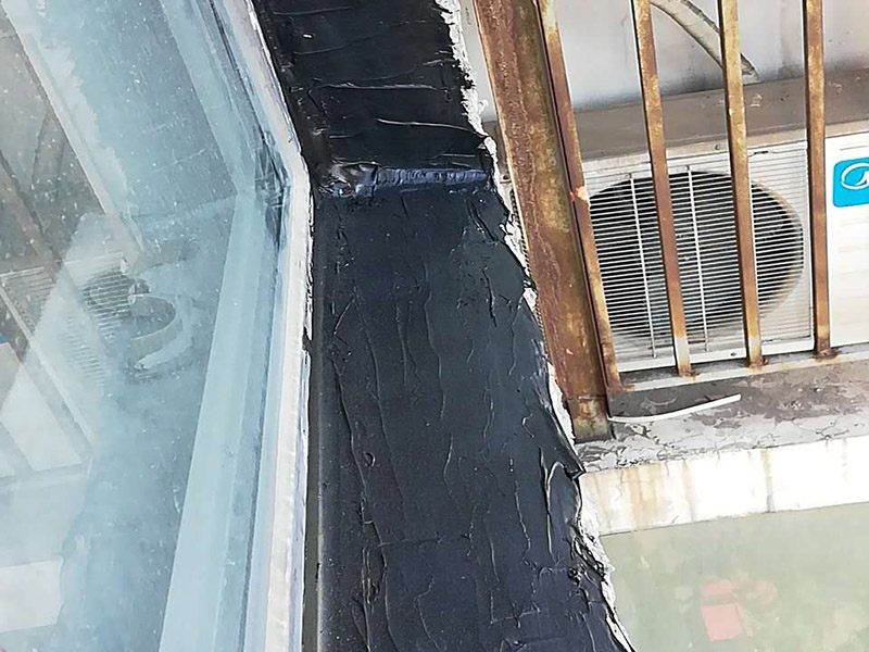 臥室局部改造：老房子裝修是工首步驟，也是最重要的步驟，就是拆改,拆除一些不必要的墻體，改造房屋結(jié)構(gòu)和水電；刮膩子，第一遍刮石膏，硬度好，附著力好干了不容易開裂收縮，填充力好，能堵住墻體上小 眼眼，干了后就不能再出現(xiàn)小眼眼了；第二遍刮的重點就是找平，第三遍進行修補。