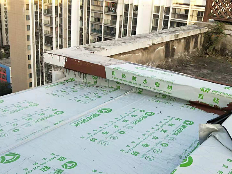屋頂防水案例：1．在干燥基面上施工防水涂料前應(yīng)先濕潤(rùn)基面至無(wú)明水為準(zhǔn)，若基面潮濕但無(wú)明水可直接施工。 2．按配比先將防水漿料乳液倒入拌料桶中，然后再將粉料倒入，充分?jǐn)嚢柚辆鶆?、無(wú)料粒糊狀，靜置十分鐘后再攪拌一下，效果更佳。 3．用毛刷或滾刷直接將膠漿涂刷在基面上，待第一層完全干透后（約2小時(shí)或手擦不粘為準(zhǔn)），再涂刷第二遍，兩遍的涂刷方向應(yīng)交錯(cuò)。 4．在操作進(jìn)程中應(yīng)保持間斷性攪拌以防止膠漿沉淀。 5．待防水層完全干固后，方可在其上面做砂漿保護(hù)層或其它覆蓋層。