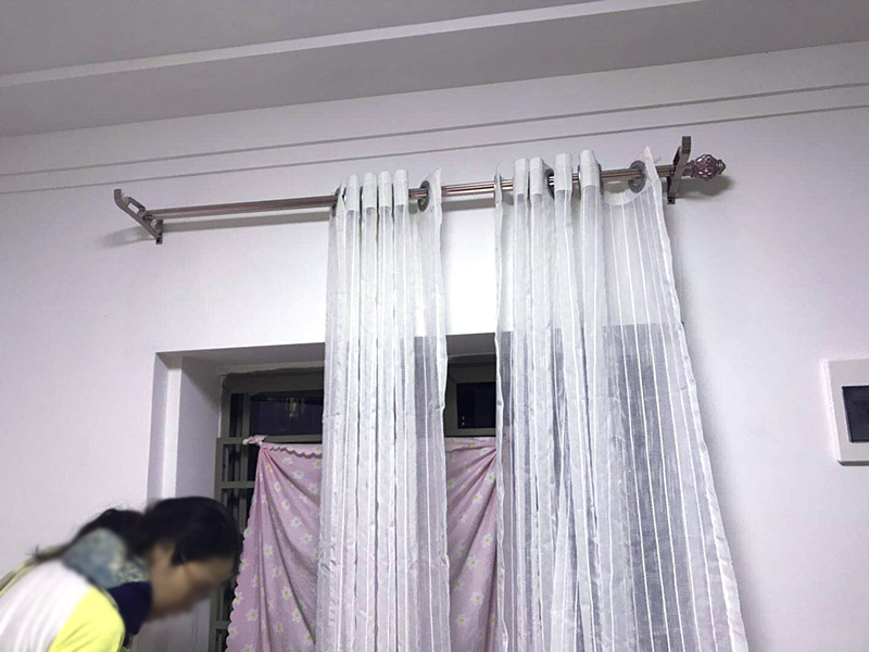 窗簾桿安裝：首先羅馬窗簾桿長度超過2.5米，需要三個安裝碼。其次中間的安裝碼為于窗戶或墻壁中心，兩端安裝碼需等距離窗戶邊緣至少5-10cm，窗簾桿需離窗戶頂端15-20cm。然后打孔深度為3.5-5cm，不能跑眼，歪斜。接著安裝碼用自攻螺絲堅固，吊環(huán)套入桿內，吊環(huán)一分為二，兩端各留一個吊環(huán)，將羅馬窗簾桿壓入開口安裝碼內。之后進行調整，使兩端裝飾頭離開墻壁距離一致。最后將窗簾穿好掛鉤，把掛鉤的另一端掛入吊環(huán)的孔內，左右開合窗簾，檢查滑動是否靈活、兩副窗簾是否等高，否則需進行微調。