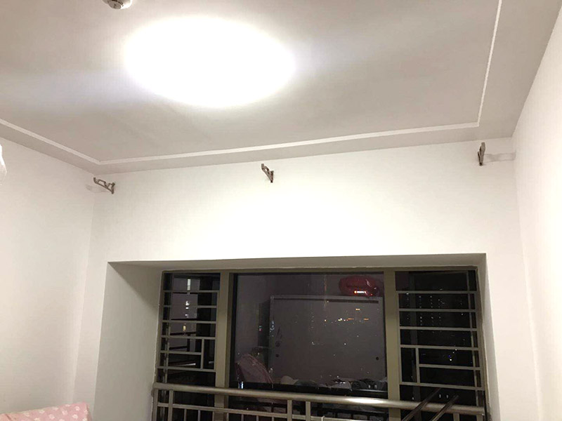 窗簾桿安裝：首先羅馬窗簾桿長度超過2.5米，需要三個安裝碼。其次中間的安裝碼為于窗戶或墻壁中心，兩端安裝碼需等距離窗戶邊緣至少5-10cm，窗簾桿需離窗戶頂端15-20cm。然后打孔深度為3.5-5cm，不能跑眼，歪斜。接著安裝碼用自攻螺絲堅固，吊環(huán)套入桿內，吊環(huán)一分為二，兩端各留一個吊環(huán)，將羅馬窗簾桿壓入開口安裝碼內。之后進行調整，使兩端裝飾頭離開墻壁距離一致。最后將窗簾穿好掛鉤，把掛鉤的另一端掛入吊環(huán)的孔內，左右開合窗簾，檢查滑動是否靈活、兩副窗簾是否等高，否則需進行微調。