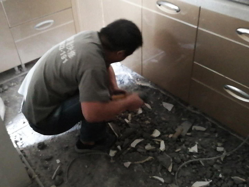 廚房地磚拆除：拆除地面磚最容易的方法是,先想辦法撬開大門口的那塊地磚,因為那塊磚是有一邊露在外面的,比較容易撬開。再用扁的鑿子一片片的往里撬,如果水泥砂漿做得不是特別牢的話,可以用錘子把扁鑿敲進(jìn)地磚和水泥地面中間的縫隙里的,那樣就能把地磚整塊的撬起來。這樣的方法比用錘子從正面敲碎地磚要容易得多。如果順利的話,可能全部能夠撬起來。如果有一小部份撬不起來的。再用錘子敲碎就行了。