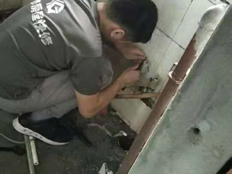 房屋管道改造：1、粘膠問題 下水道改造過程中需要用黏膠對管道和下水口進行粘結(jié)，在粘結(jié)的時候一定不要馬虎了事，仔細的涂刷，不要留下雜質(zhì)，在管道的內(nèi)外部分都應(yīng)該涂上黏膠，這樣才可以在日后的使用中不出現(xiàn)漏水的情況。 2、高低傾斜度 高低傾斜度關(guān)系到下水道的出水是否能順暢，一般要下水管道低于進水口，注意在進行下水管道的改造中不要去改變原有的下水位置和高度，不然可能會造成衛(wèi)生間積水。 3、管道處理 下水管道的長度不應(yīng)該太多長，因為會容易引發(fā)堵塞，在日后的使用中如果出現(xiàn)問題維修起來也比較麻煩。