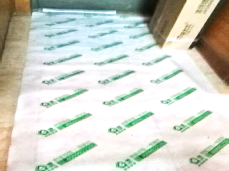 房屋管道改造：1、粘膠問題 下水道改造過程中需要用黏膠對管道和下水口進行粘結(jié)，在粘結(jié)的時候一定不要馬虎了事，仔細的涂刷，不要留下雜質(zhì)，在管道的內(nèi)外部分都應(yīng)該涂上黏膠，這樣才可以在日后的使用中不出現(xiàn)漏水的情況。 2、高低傾斜度 高低傾斜度關(guān)系到下水道的出水是否能順暢，一般要下水管道低于進水口，注意在進行下水管道的改造中不要去改變原有的下水位置和高度，不然可能會造成衛(wèi)生間積水。 3、管道處理 下水管道的長度不應(yīng)該太多長，因為會容易引發(fā)堵塞，在日后的使用中如果出現(xiàn)問題維修起來也比較麻煩。