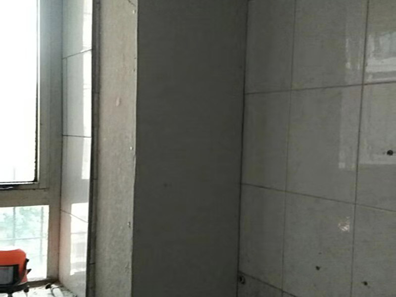 水泥板包水管：用水泥磚砌起來。有的地方用紅磚，這個是瓦工的工作，就是貼磚的師傅壘起來的，先用水泥磚把管子包起來，然后在水泥磚上貼瓷磚，可以做到和墻面瓷磚一體的效果，可以完美的把管子包裹起來，可以先把管子用隔音棉包裹，也可以在管子和灰磚縫隙處用發(fā)泡膠填充起到隔音的作用，堅固耐用，缺點就是灰磚較厚，貼上墻磚后，會比原來厚很多，比較臃腫，會占用一部分空間。 用水泥板包裹，就是用成品的直角水泥板包裹，在外面貼墻磚，和墻面一提，好處是比磚砌的薄，占空間小，但是水泥板需要龍骨固定，木龍骨和輕鋼龍骨易腐蝕變形，后期墻磚易開裂，檢修口不好留。 木龍骨封石膏板，這是木工活，這種方法基本上不用了，就是用木龍骨打框架，用自攻絲封石膏板。就和做石膏板吊頂一樣的工藝，但石膏板遇水汽容易解體，不安全，防水石膏板也是石膏板。