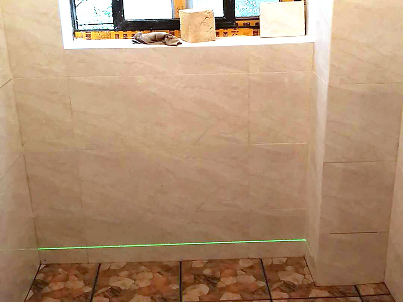 衛(wèi)生間瓷磚鋪貼：基層處理：首先應(yīng)除去基層表面的污垢，油漬，浮灰;除去基層上所有涂料層，膩?zhàn)訉?如果基層未能達(dá)到平整度要求，需對(duì)基層進(jìn)行預(yù)先的找平處理。  放樣：鋪貼瓷磚前需事先找好垂直線，以此為基準(zhǔn)鋪貼的瓷磚高低均勻、垂直美觀;此外，施工前在墻體四周需彈出標(biāo)高控制線，在地面彈出十字線，以控制地磚分隔尺寸。  預(yù)鋪：首先應(yīng)對(duì)瓷磚的色彩、紋理、表面平整等進(jìn)行嚴(yán)格的挑選，然后按照?qǐng)D紙要求預(yù)鋪。 調(diào)制粘結(jié)劑：加水后將粘結(jié)劑漿料攪拌至潤(rùn)滑均勻，無(wú)明顯塊狀或糊狀結(jié)塊，攪拌后的漿料靜置5-10分鐘后再稍加攪拌1-2分鐘即可使用。在開(kāi)始鋪貼施工前，需要先清理瓷磚表面的浮灰，污垢等。  抹漿料：將調(diào)制好的漿料均勻地抹在瓷磚背面，要求漿料飽滿。將瓷磚平整地鋪貼在基層上，使用橡膠錘將瓷磚拍實(shí)鋪平。施工過(guò)程中，可小幅度轉(zhuǎn)動(dòng)瓷磚，使?jié){料與瓷磚背面充分接觸。 瓷磚鋪貼結(jié)束后24小時(shí)，可進(jìn)行嵌縫施工。將調(diào)制好的嵌縫劑均勻地涂在磚與磚的縫隙內(nèi)。嵌縫后用浸濕的織物清理多余的嵌縫劑，保持瓷磚表面清潔。