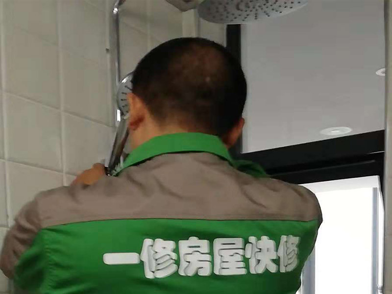 衛(wèi)浴掛件安裝：1、確定好掛架的安裝位置并標(biāo)注好，為了掛件具有更好的效果，應(yīng)該避免在墻柱上安裝掛件。確定安裝位置以后，在安裝墊上標(biāo)記出掛件底座安裝時(shí)需要對(duì)應(yīng)的螺孔位置。 2、在標(biāo)注好的螺孔位置點(diǎn)用電鉆打孔，打孔的直徑最好比需要安裝的螺絲釘直徑大，留一點(diǎn)空隙方便接下來(lái)的安裝工作。 3、將五金掛件對(duì)應(yīng)的塑料膨脹管插入到鉆孔內(nèi)，再用不銹鋼螺絲釘旋轉(zhuǎn)固定好底座，再將掛件套在底座上，擰緊螺釘固定好掛件即可完成。