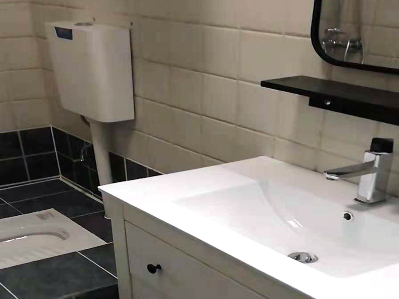 衛(wèi)浴掛件安裝：1、確定好掛架的安裝位置并標(biāo)注好，為了掛件具有更好的效果，應(yīng)該避免在墻柱上安裝掛件。確定安裝位置以后，在安裝墊上標(biāo)記出掛件底座安裝時(shí)需要對(duì)應(yīng)的螺孔位置。 2、在標(biāo)注好的螺孔位置點(diǎn)用電鉆打孔，打孔的直徑最好比需要安裝的螺絲釘直徑大，留一點(diǎn)空隙方便接下來(lái)的安裝工作。 3、將五金掛件對(duì)應(yīng)的塑料膨脹管插入到鉆孔內(nèi)，再用不銹鋼螺絲釘旋轉(zhuǎn)固定好底座，再將掛件套在底座上，擰緊螺釘固定好掛件即可完成。