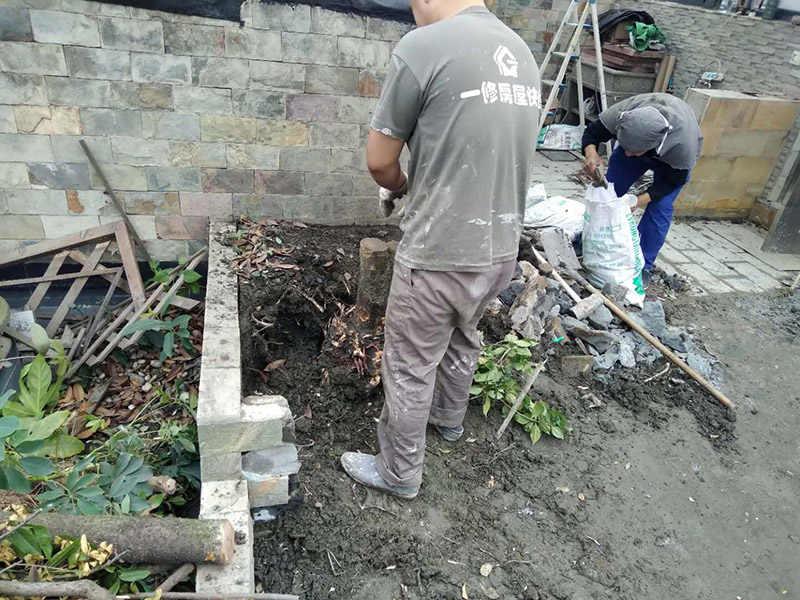 屋面鏟除，轉(zhuǎn)運建渣：1、施工前，先檢查原防水層平面、立面產(chǎn)生的開裂、空鼓、流淌、翹邊、龜裂、斷離、張口及破損的情況； 2、鏟除原防水層及找平層  a) 用鐵鏟清除全部原防水層，注意在清除時應盡量不損壞找平層，清除的垃圾集中堆放，統(tǒng)一處理  b)檢查找平層的破損情況和保溫層的含水情況。若找平層破損嚴重、保溫層含水較高時，應揭開找平層，并曬干保溫層或重做保溫層、找平層。若找平層破損較小，則對找平層破損部位用水泥砂漿進行修整。  c)重做保溫層時,先清理混凝土結(jié)構(gòu)層表面的雜物后，用熱瀝青熱粘或用對聚苯類保溫板無溶解作用的膠粘劑冷粘聚苯保溫板;或鋪珍珠巖保溫塊。