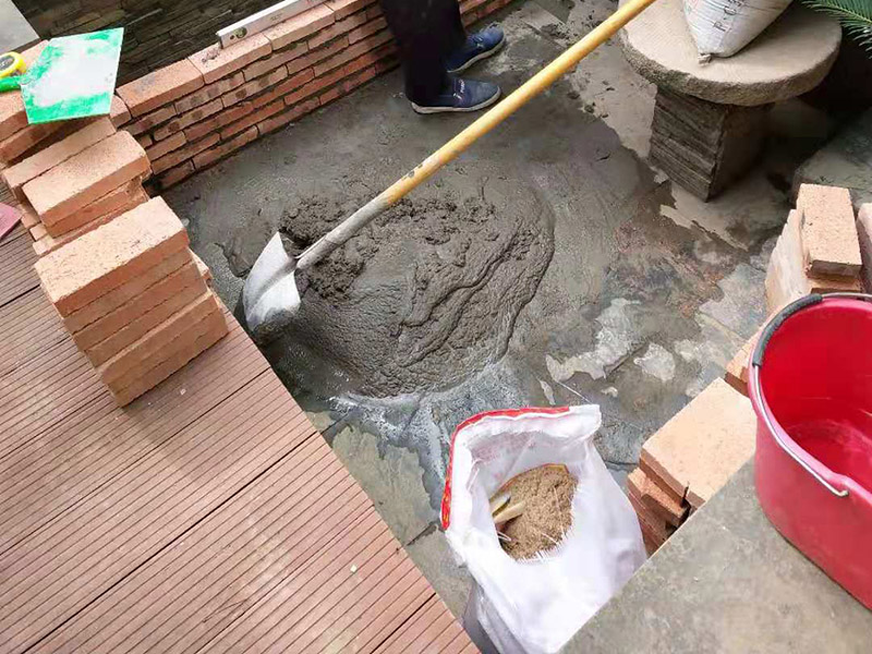 陽臺花壇裝修：首先、處理好要露臺基面。把基面處理成堅固、平整、干凈，無灰塵、油膩、蠟等以及其它碎屑物質；基面有孔隙、裂縫、不平等缺陷的，須預先用水泥砂漿修補抹平，確保基面充分濕潤，但無明水； 第二、選擇適合家裝的防水材料。防水材料建議選擇柔嫩型的聚合物水泥基防水涂/漿料，即市場上名稱為：柔韌型、JS防水涂/漿料，這類產品是水性涂料、無毒無害無污染、施工簡單快捷、和水泥基材粘接緊密、使用壽命長、防水效果強、價格適中等顯著特點。選用質量佳口碑好的品牌，如：雷邦仕防水漿料、德高防水涂料等。 第三 、注意防水要施工到位。做好坡度3&deg;的排水坡；柔韌型的防水涂料前后兩次呈&ldquo;十&rdquo;字涂刷兩遍，總厚度不超過2㎜； 第四 、做好保護層。在做好的防水層上做水泥砂漿保護層或粘貼瓷磚。