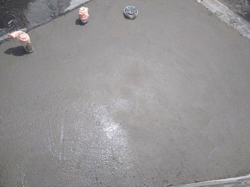 廁所地面回填找平：基底清理&rarr;檢驗(yàn)土質(zhì)&rarr;白灰、素土過(guò)篩&rarr;拌制灰土&rarr;分層回填&rarr;分層夯實(shí)&rarr;檢驗(yàn)密實(shí)度&rarr;修整找平驗(yàn)收。 水泥砂漿找平優(yōu)勢(shì)：適合各種地面、各種地板鋪設(shè)前的地面找平。缺點(diǎn)：找平厚度太厚在25～35mm，如果水泥砂漿配比不對(duì)會(huì)使面層粉化起砂，起灰及裂紋。 石膏找平優(yōu)勢(shì)：可用于局部找平，不增高地面，找平厚度大概在5～20mm左右，對(duì)房間高度幾乎沒(méi)有影響，干燥速度快，價(jià)格相對(duì)便宜，施工方便。缺點(diǎn)：只可用于小范圍內(nèi)的找平使用。 自流平找平優(yōu)勢(shì)：不離析(水泥灰漿中的各種成分在整個(gè)施工過(guò)程中和水合反應(yīng)后不分離)，不起砂，不起塵，不裂紋;收縮率低，通常在千分之0.3～0.4，水合反應(yīng)后，表面不出現(xiàn)裂紋，普通水泥的收縮率大，容易出現(xiàn)裂紋。