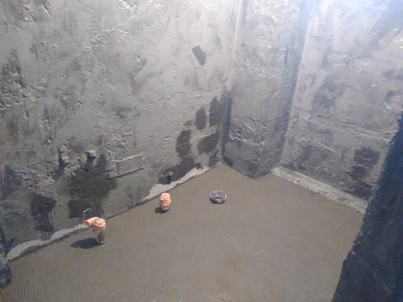 廁所地面回填找平：基底清理&rarr;檢驗(yàn)土質(zhì)&rarr;白灰、素土過(guò)篩&rarr;拌制灰土&rarr;分層回填&rarr;分層夯實(shí)&rarr;檢驗(yàn)密實(shí)度&rarr;修整找平驗(yàn)收。 水泥砂漿找平優(yōu)勢(shì)：適合各種地面、各種地板鋪設(shè)前的地面找平。缺點(diǎn)：找平厚度太厚在25～35mm，如果水泥砂漿配比不對(duì)會(huì)使面層粉化起砂，起灰及裂紋。 石膏找平優(yōu)勢(shì)：可用于局部找平，不增高地面，找平厚度大概在5～20mm左右，對(duì)房間高度幾乎沒(méi)有影響，干燥速度快，價(jià)格相對(duì)便宜，施工方便。缺點(diǎn)：只可用于小范圍內(nèi)的找平使用。 自流平找平優(yōu)勢(shì)：不離析(水泥灰漿中的各種成分在整個(gè)施工過(guò)程中和水合反應(yīng)后不分離)，不起砂，不起塵，不裂紋;收縮率低，通常在千分之0.3～0.4，水合反應(yīng)后，表面不出現(xiàn)裂紋，普通水泥的收縮率大，容易出現(xiàn)裂紋。