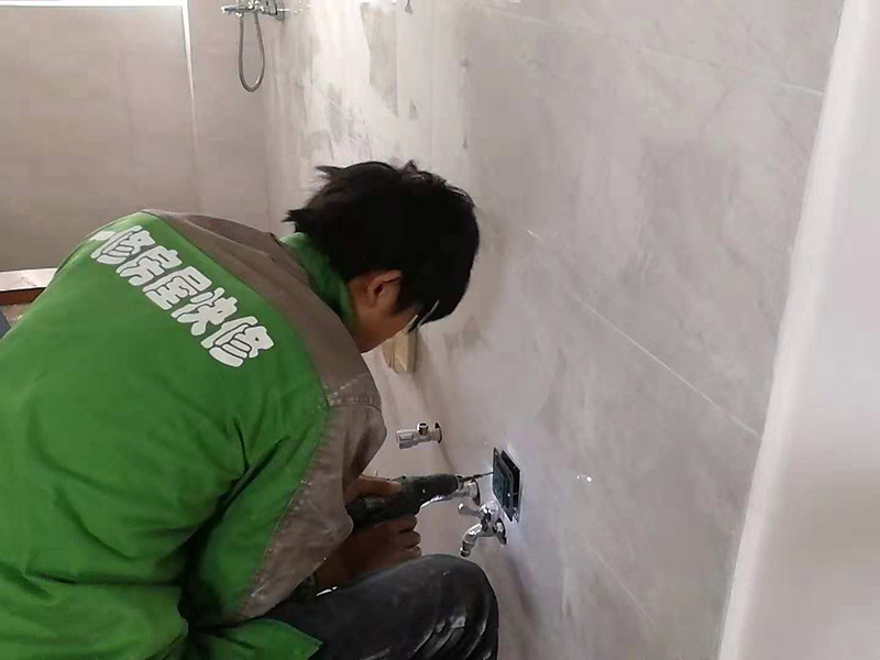 開關(guān)插座安裝：在安裝插座之前需要做的是打掃安裝位置的衛(wèi)生，將灰塵和雜物都清除干凈。并用抹布把盒內(nèi)殘存灰塵擦凈。將盒內(nèi)甩出的導(dǎo)線留出一段將來要維修的長度，然后把線削出一些線芯，注意削線芯時(shí)不要碰傷線芯。先將底盒子內(nèi)留出的導(dǎo)線由塑料臺的出線孔中穿出來，再把塑料臺緊緊貼在墻面中，在用螺絲把它固定在底盒子上。固定好后，將導(dǎo)線按剛剛打開盒時(shí)的接線方式，把各自的位置從開關(guān)插座的線孔中穿出來，并把導(dǎo)線壓緊壓牢。