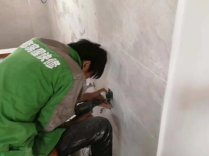 開關(guān)插座安裝：在安裝插座之前需要做的是打掃安裝位置的衛(wèi)生，將灰塵和雜物都清除干凈。并用抹布把盒內(nèi)殘存灰塵擦凈。將盒內(nèi)甩出的導(dǎo)線留出一段將來要維修的長度，然后把線削出一些線芯，注意削線芯時(shí)不要碰傷線芯。先將底盒子內(nèi)留出的導(dǎo)線由塑料臺的出線孔中穿出來，再把塑料臺緊緊貼在墻面中，在用螺絲把它固定在底盒子上。固定好后，將導(dǎo)線按剛剛打開盒時(shí)的接線方式，把各自的位置從開關(guān)插座的線孔中穿出來，并把導(dǎo)線壓緊壓牢。