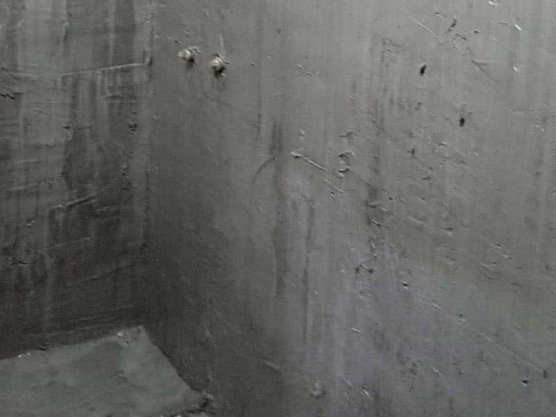 墻面地面防水涂刷：第一步：清理墻面和地面 在涂刷防水涂層之前，先要清理墻面和地面，同時(shí)要用連接的氣泵皮管吹盡陰角處的浮沉。 第二步：刷防水涂料 刷防水涂料時(shí)先刷墻角部位，交接處應(yīng)有200mm，不得有漏刷情況。 墻角涂刷完成后涂刷墻體：第一遍涂刷墻面時(shí)，應(yīng)上下縱向涂刷，第二遍涂刷墻體，應(yīng)左右橫向涂刷。注意、第二遍防水涂料間需要有一定時(shí)間間隔，待遍涂料干透后才能進(jìn)行第二遍，具體時(shí)間視涂料而定。 第三步：閉水試驗(yàn) 在涂刷完防水涂料后，不能立刻貼瓷磚，還必須進(jìn)行防水測(cè)試。 防水測(cè)試具體方法是：堵住衛(wèi)生間排水口、地漏等，然后將衛(wèi)生間積水2~3cm。24小時(shí)后到樓下查看是否有水滲漏，一旦發(fā)現(xiàn)有滲水痕跡，必須馬上返工。