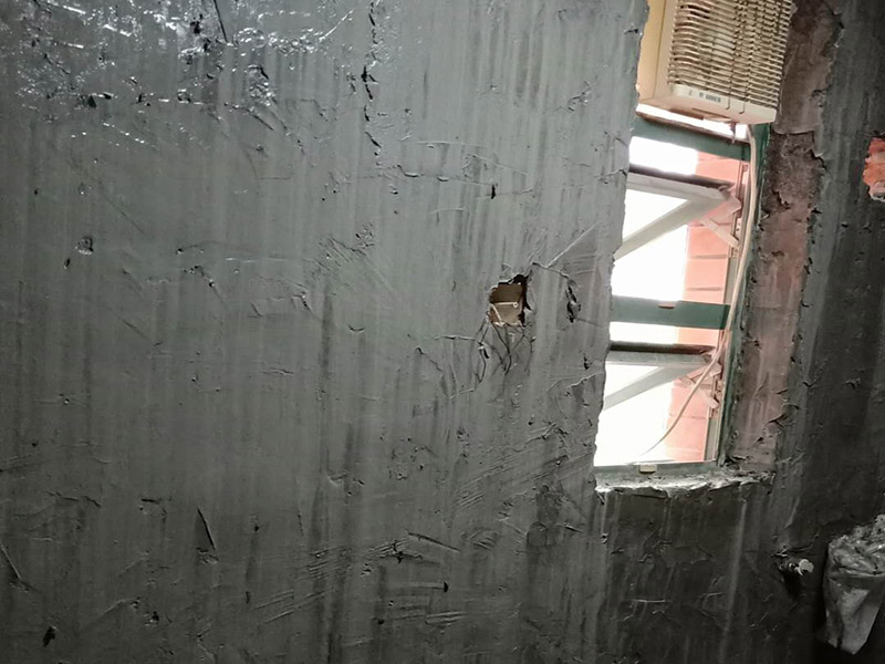 墻面地面防水涂刷：第一步：清理墻面和地面 在涂刷防水涂層之前，先要清理墻面和地面，同時(shí)要用連接的氣泵皮管吹盡陰角處的浮沉。 第二步：刷防水涂料 刷防水涂料時(shí)先刷墻角部位，交接處應(yīng)有200mm，不得有漏刷情況。 墻角涂刷完成后涂刷墻體：第一遍涂刷墻面時(shí)，應(yīng)上下縱向涂刷，第二遍涂刷墻體，應(yīng)左右橫向涂刷。注意、第二遍防水涂料間需要有一定時(shí)間間隔，待遍涂料干透后才能進(jìn)行第二遍，具體時(shí)間視涂料而定。 第三步：閉水試驗(yàn) 在涂刷完防水涂料后，不能立刻貼瓷磚，還必須進(jìn)行防水測(cè)試。 防水測(cè)試具體方法是：堵住衛(wèi)生間排水口、地漏等，然后將衛(wèi)生間積水2~3cm。24小時(shí)后到樓下查看是否有水滲漏，一旦發(fā)現(xiàn)有滲水痕跡，必須馬上返工。