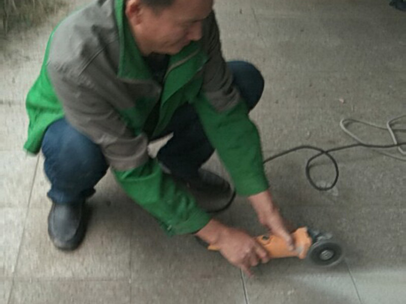 地磚切割拆除：第一步：定位 移動(dòng)標(biāo)尺選定切割尺寸，用單手握住操作手柄，將刀輪座拉向后座，將瓷磚平放在底板上并將瓷磚要切割的線與底板橫梁對(duì)齊，瓷磚前端要靠住底板的豁口部。 第二步：劃線 放下手柄使刀輪與瓷磚表面接觸，將手柄向前輕推使刀輪在瓷磚表面劃出一條連續(xù)均勻的直線。 第三步：下壓 將手動(dòng)瓷磚切割機(jī)手柄抬起稍向后拉，使壓塊平穩(wěn)落放在瓷磚的前端上，用適當(dāng)?shù)牧⒉僮魇直蛳聣?，瓷磚將會(huì)沿著劃線斷開。