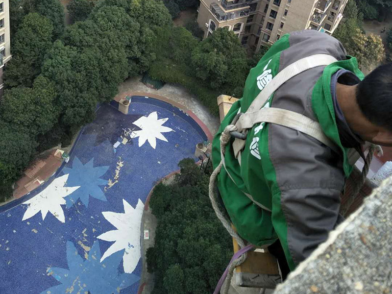 外墻維修：基層清理 &rarr; 澆水濕潤；一般在抹灰前一天，用軟管或膠皮管或噴壺順墻自上而下澆水濕潤，每天宜澆兩次&rarr; 吊垂直、套方、找規(guī)矩、做灰餅 &rarr; 抹水泥勒腳或墻裙 &rarr; 做護角抹水泥窗臺、墻面充筋 &rarr; 抹底灰 &rarr; 修補預留孔洞 &rarr; 抹罩面灰 &rarr; 養(yǎng)護。