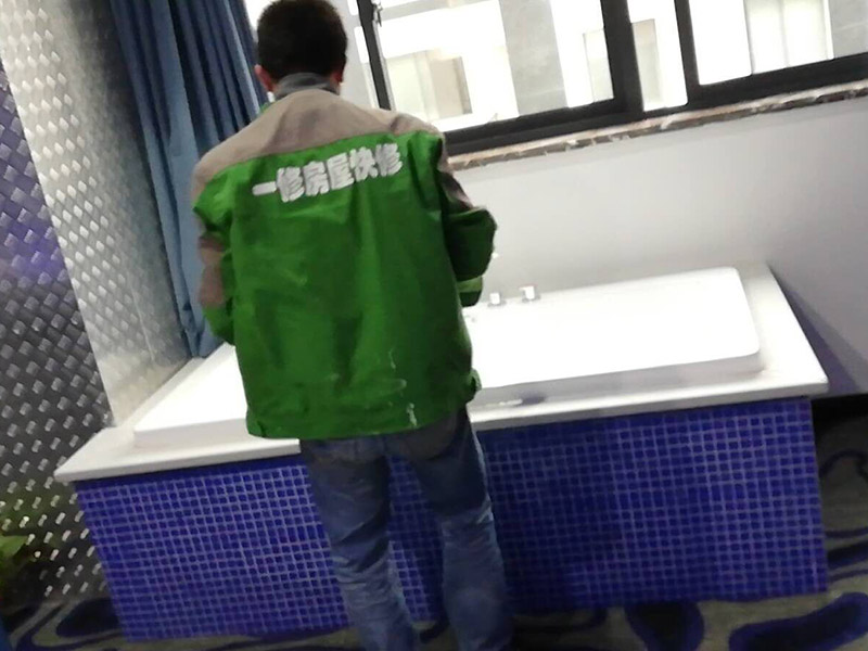 浴缸安裝維修：1、做好管道后，補(bǔ)好開(kāi)槽部位做防水，24小時(shí)蓄水試驗(yàn)確保無(wú)滲漏。 2、按正常程序鋪磚，做完。 3、安裝浴缸：用泡沫磚墊好浴缸。浴缸高度一般在600mm以內(nèi)。接好上下水，保持通暢。然后用泡沫磚砌好墻抹灰。注意在下水管相應(yīng)位置留好檢修孔，250x300mm左右。 4、臺(tái)子上用什么材料，可以用同式樣的墻磚，馬賽克，人造石，大理石，不銹鋼等都可以，具體看你所喜歡的風(fēng)格。