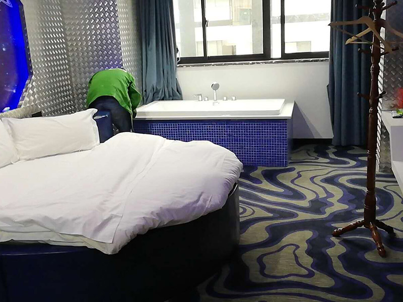 浴缸安裝維修：1、做好管道后，補(bǔ)好開(kāi)槽部位做防水，24小時(shí)蓄水試驗(yàn)確保無(wú)滲漏。 2、按正常程序鋪磚，做完。 3、安裝浴缸：用泡沫磚墊好浴缸。浴缸高度一般在600mm以內(nèi)。接好上下水，保持通暢。然后用泡沫磚砌好墻抹灰。注意在下水管相應(yīng)位置留好檢修孔，250x300mm左右。 4、臺(tái)子上用什么材料，可以用同式樣的墻磚，馬賽克，人造石，大理石，不銹鋼等都可以，具體看你所喜歡的風(fēng)格。