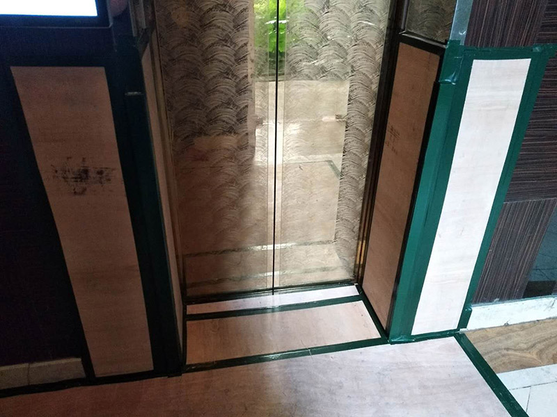 過道保護裝修：1、入戶門扇進行包裹保護，用透明膠帶將保護膜粘貼牢固平整。2、過道整鋪保護膜，這樣就不會造成在運輸材料過程中造成過道瓷磚的損壞。3、過道電梯、墻壁要保護膜包裹，用透明膠帶粘貼，防止碰撞造成墻壁的擦掛。 窗戶玻璃保護規(guī)范為：只保護玻璃部分，使用膩子膠水粘實。