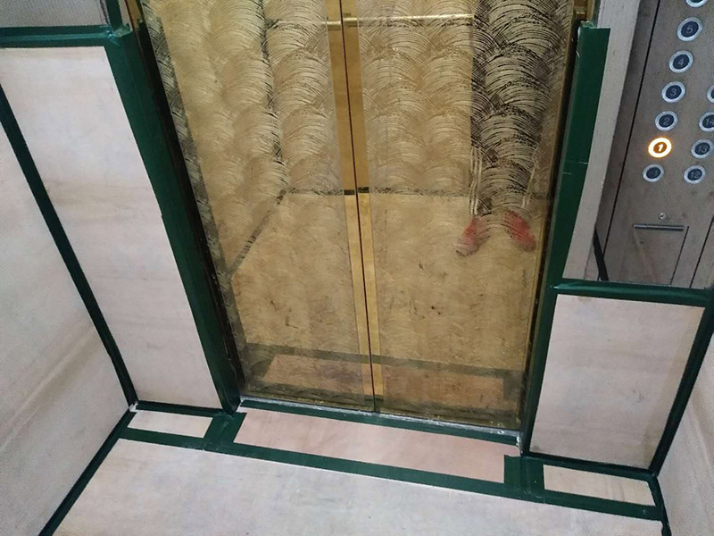 過道保護裝修：1、入戶門扇進行包裹保護，用透明膠帶將保護膜粘貼牢固平整。2、過道整鋪保護膜，這樣就不會造成在運輸材料過程中造成過道瓷磚的損壞。3、過道電梯、墻壁要保護膜包裹，用透明膠帶粘貼，防止碰撞造成墻壁的擦掛。 窗戶玻璃保護規(guī)范為：只保護玻璃部分，使用膩子膠水粘實。