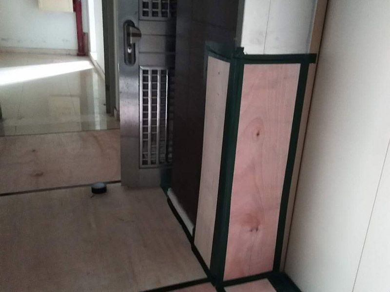 過道保護裝修：1、入戶門扇進行包裹保護，用透明膠帶將保護膜粘貼牢固平整。2、過道整鋪保護膜，這樣就不會造成在運輸材料過程中造成過道瓷磚的損壞。3、過道電梯、墻壁要保護膜包裹，用透明膠帶粘貼，防止碰撞造成墻壁的擦掛。 窗戶玻璃保護規(guī)范為：只保護玻璃部分，使用膩子膠水粘實。