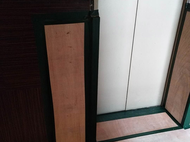 過道保護裝修：1、入戶門扇進行包裹保護，用透明膠帶將保護膜粘貼牢固平整。2、過道整鋪保護膜，這樣就不會造成在運輸材料過程中造成過道瓷磚的損壞。3、過道電梯、墻壁要保護膜包裹，用透明膠帶粘貼，防止碰撞造成墻壁的擦掛。 窗戶玻璃保護規(guī)范為：只保護玻璃部分，使用膩子膠水粘實。