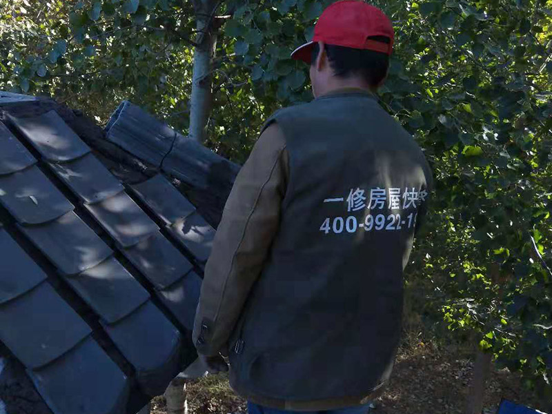 屋頂裝飾瓦安裝：做仿古瓦屋脊一般有三種方法：第一、像作平瓦屋脊一樣，將瓦一片一片地從一個(gè)山頭鋪筑到另一個(gè)山頭;第二、將瓦片斜成一定的角度并擠緊，有山頭向中間筑脊;第三、先在兩山頭各平放一疊瓦封頭。具體做脊時(shí)，一般先在靠近屋脊兩邊的坡屋面上先鋪筑5-6張仰瓦作為分垅的標(biāo)準(zhǔn)，屋脊筑完成后用混合砂漿或紙筋灰將屋脊背及瓦垅的縫堵塞密實(shí)、壓緊抹光。