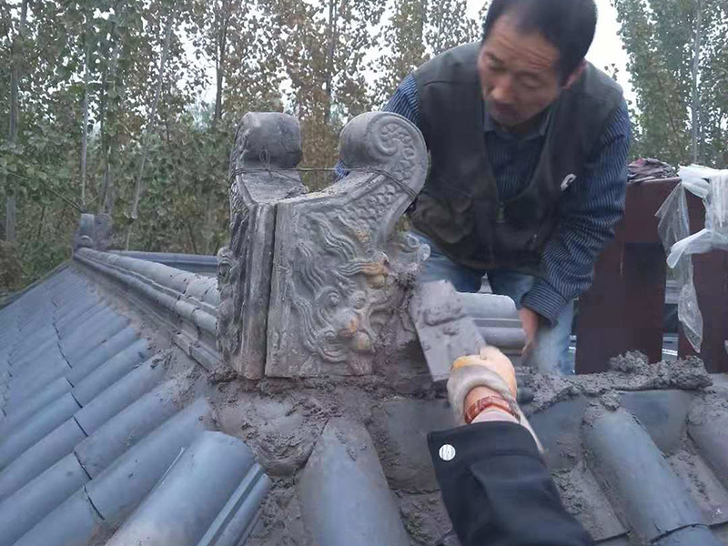 屋頂裝飾瓦安裝：做仿古瓦屋脊一般有三種方法：第一、像作平瓦屋脊一樣，將瓦一片一片地從一個(gè)山頭鋪筑到另一個(gè)山頭;第二、將瓦片斜成一定的角度并擠緊，有山頭向中間筑脊;第三、先在兩山頭各平放一疊瓦封頭。具體做脊時(shí)，一般先在靠近屋脊兩邊的坡屋面上先鋪筑5-6張仰瓦作為分垅的標(biāo)準(zhǔn)，屋脊筑完成后用混合砂漿或紙筋灰將屋脊背及瓦垅的縫堵塞密實(shí)、壓緊抹光。