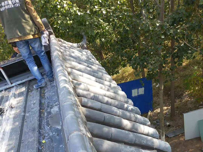屋頂裝飾瓦安裝：做仿古瓦屋脊一般有三種方法：第一、像作平瓦屋脊一樣，將瓦一片一片地從一個(gè)山頭鋪筑到另一個(gè)山頭;第二、將瓦片斜成一定的角度并擠緊，有山頭向中間筑脊;第三、先在兩山頭各平放一疊瓦封頭。具體做脊時(shí)，一般先在靠近屋脊兩邊的坡屋面上先鋪筑5-6張仰瓦作為分垅的標(biāo)準(zhǔn)，屋脊筑完成后用混合砂漿或紙筋灰將屋脊背及瓦垅的縫堵塞密實(shí)、壓緊抹光。