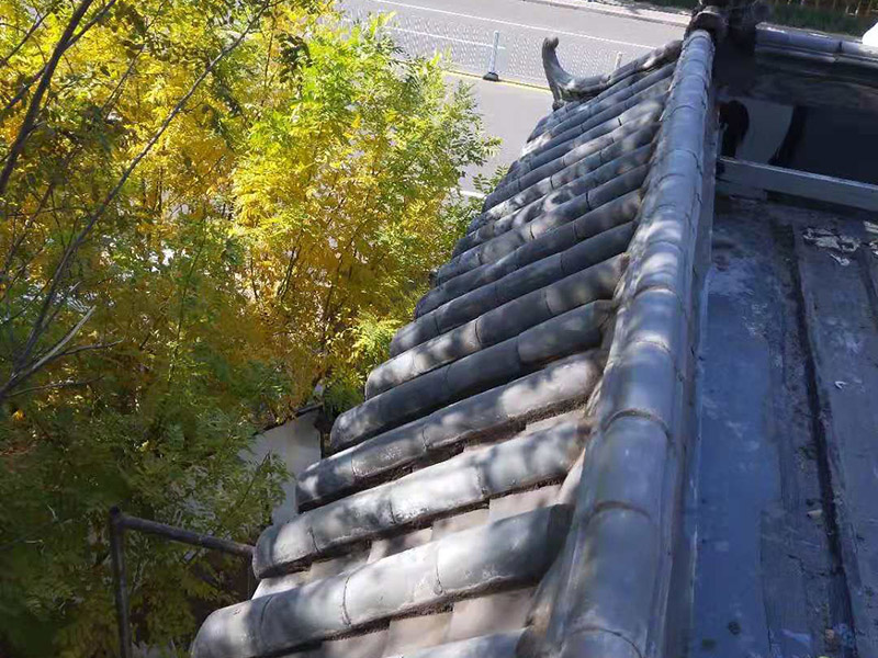 屋頂裝飾瓦安裝：做仿古瓦屋脊一般有三種方法：第一、像作平瓦屋脊一樣，將瓦一片一片地從一個(gè)山頭鋪筑到另一個(gè)山頭;第二、將瓦片斜成一定的角度并擠緊，有山頭向中間筑脊;第三、先在兩山頭各平放一疊瓦封頭。具體做脊時(shí)，一般先在靠近屋脊兩邊的坡屋面上先鋪筑5-6張仰瓦作為分垅的標(biāo)準(zhǔn)，屋脊筑完成后用混合砂漿或紙筋灰將屋脊背及瓦垅的縫堵塞密實(shí)、壓緊抹光。