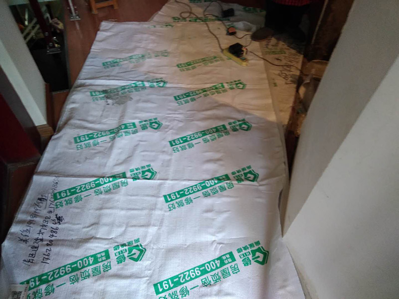 廁所墻面貼瓷磚：廁所貼瓷磚：首先應(yīng)除去基層表面的污垢，油漬，浮灰;除去基層上所有涂料層，膩子層;如果基層未能達到平整度要求，需對基層進行預(yù)先的找平處理；鋪貼瓷磚前需事先找好垂直線，以此為基準(zhǔn)鋪貼的瓷磚高低均勻、垂直美觀；應(yīng)對瓷磚的色彩、紋理、表面平整等進行嚴(yán)格的挑選，然后按照圖紙要求預(yù)鋪，調(diào)制粘結(jié)劑；然后將調(diào)制好的漿料均勻地抹在瓷磚背面，要求漿料飽滿，瓷磚平整地鋪貼在基層上，使用橡膠錘將瓷磚拍實鋪平；最后瓷磚鋪貼結(jié)束后24小時，可進行嵌縫施工，嵌縫后用浸濕的織物清理多余的嵌縫劑，保持瓷磚表面清潔。