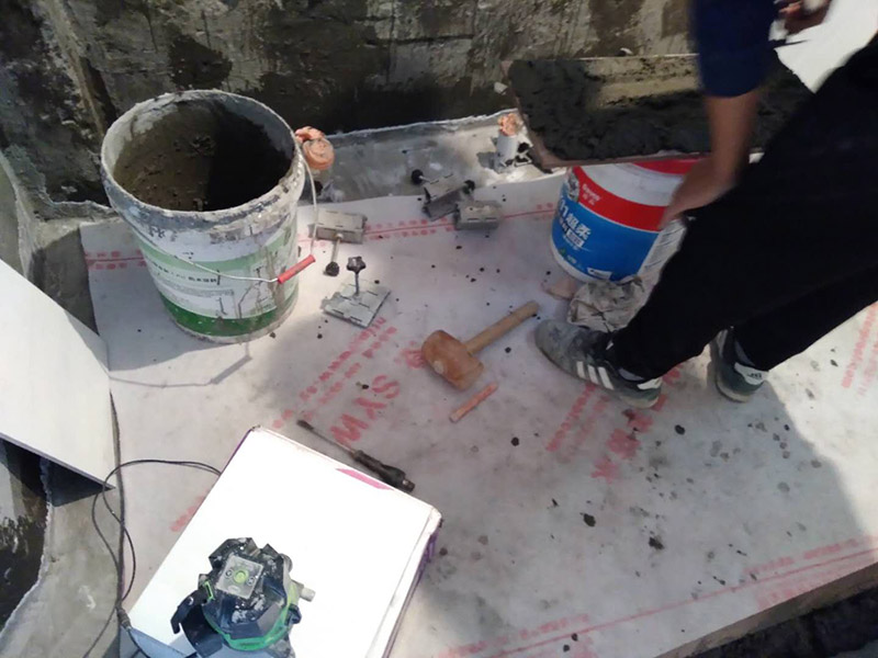 廁所墻面貼瓷磚：廁所貼瓷磚：首先應(yīng)除去基層表面的污垢，油漬，浮灰;除去基層上所有涂料層，膩子層;如果基層未能達到平整度要求，需對基層進行預(yù)先的找平處理；鋪貼瓷磚前需事先找好垂直線，以此為基準(zhǔn)鋪貼的瓷磚高低均勻、垂直美觀；應(yīng)對瓷磚的色彩、紋理、表面平整等進行嚴(yán)格的挑選，然后按照圖紙要求預(yù)鋪，調(diào)制粘結(jié)劑；然后將調(diào)制好的漿料均勻地抹在瓷磚背面，要求漿料飽滿，瓷磚平整地鋪貼在基層上，使用橡膠錘將瓷磚拍實鋪平；最后瓷磚鋪貼結(jié)束后24小時，可進行嵌縫施工，嵌縫后用浸濕的織物清理多余的嵌縫劑，保持瓷磚表面清潔。