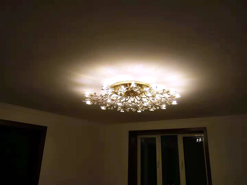 燈具安裝維修：燈具安裝主要有普通式燈頭安裝和掉線式燈頭安裝。普通式燈頭安裝將電源線留足維修長(zhǎng)度后剪除多余電源線，然后剝出線頭，采用連接螺釘將燈座安在接線盒上。掉線式燈頭安裝是將電源線留足維修長(zhǎng)度后剪除余線并剝出線頭，把導(dǎo)線穿過(guò)燈頭底座，用連接螺釘把底座固定在接線盒上。燈具安裝完成后，可以打開(kāi)電源，測(cè)試燈具是否可以正常的使用。