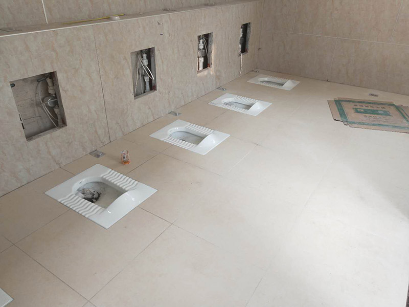 公廁施工裝修：衛(wèi)生間裝修的第一個步驟就是水電改造，水電改造直接影響到入住后衛(wèi)生間的使用效果，所以，這個步驟非常重要。首先，大家需要確定與水電相關(guān)的所有設(shè)備的尺寸大小、擺放位置和安裝方式；水電改造完成之后，就到了防水處理的步驟。衛(wèi)生間防水處理不僅要處理好地面的防水工作，還不能忽視了墻面的防水工作，衛(wèi)生間內(nèi)使用的所有開關(guān)插座都要裝上防水蓋，做好每個細(xì)節(jié)的防水處理，這要也能為日后省去不少麻煩。瓷磚是衛(wèi)生間地面常用的裝修材料，具有不錯的裝飾作用，而且我們可以使用一跌防水性能不錯的瓷磚，這要也能好的保護(hù)到衛(wèi)生間內(nèi)的地面和墻體。衛(wèi)生間地面的瓷磚不僅要考慮到防水性，也要考慮到防滑性，大家最好選表面有凹凸紋路的瓷磚，這種瓷磚不僅防水還防滑。在選擇衛(wèi)生間吊頂材料的時候，一定要注意材料的防水性，因為我們在沐浴過程中會產(chǎn)生水汽，水汽蒸發(fā)到吊頂上，如果使用的吊頂材料不具備防水的性能，時間內(nèi)長了就會出現(xiàn)霉變、變形等情況。