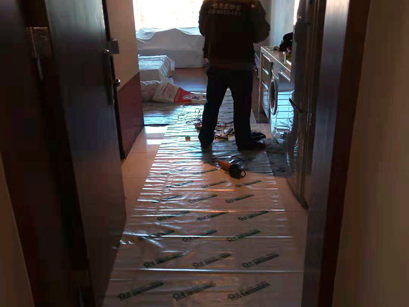 公寓衛(wèi)生間翻新保護：成品保護：可能有人會問，我衛(wèi)生間要整體改造，沒有什么保留的東西，要保護什么呢？但是你想想，這些被拆除的物品，在外運的時候，殘渣很容易劃傷家里的地板，所以，包括地板在內的一部分墻面、家具都需要做成品保護。 整體拆除：包括熱水器、馬桶等整體拆除，垃圾外運。 隱蔽工程：1、：衛(wèi)生間防水工程防水最關鍵：淋浴區(qū)墻面防水不得低于1.8米衛(wèi)生間其他區(qū)域防水不得低于1.2米馬桶位置防水不得低于50cm防水工程要多重保險，防水涂料+防水布+密封積水測試；2、：電路工程依據具體用電情況可以使用：4平方的電線（6000~7000W）或者6平方的電線（8000~11000W）PS:電路和水路開槽要橫平豎直，最好不要橫向開槽（橫開槽不要超過50cm），開槽深度不要超過三公分（為了墻體安全），穿線管用些好點的PVC管材，水、電管每400~800mm一個卡扣。3、瓷磚墻固+防水+墻面拉毛+周正找平+瓷磚粘接劑+瓷磚做完防水，就是墻面拉毛處理，墻面拉毛為的就是防止瓷磚后期空鼓，周正找平就是為了墻面的平整，瓷磚粘接劑~（瓷磚要用水浸）