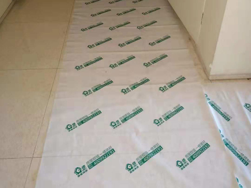 公寓衛(wèi)生間翻新保護：成品保護：可能有人會問，我衛(wèi)生間要整體改造，沒有什么保留的東西，要保護什么呢？但是你想想，這些被拆除的物品，在外運的時候，殘渣很容易劃傷家里的地板，所以，包括地板在內的一部分墻面、家具都需要做成品保護。 整體拆除：包括熱水器、馬桶等整體拆除，垃圾外運。 隱蔽工程：1、：衛(wèi)生間防水工程防水最關鍵：淋浴區(qū)墻面防水不得低于1.8米衛(wèi)生間其他區(qū)域防水不得低于1.2米馬桶位置防水不得低于50cm防水工程要多重保險，防水涂料+防水布+密封積水測試；2、：電路工程依據具體用電情況可以使用：4平方的電線（6000~7000W）或者6平方的電線（8000~11000W）PS:電路和水路開槽要橫平豎直，最好不要橫向開槽（橫開槽不要超過50cm），開槽深度不要超過三公分（為了墻體安全），穿線管用些好點的PVC管材，水、電管每400~800mm一個卡扣。3、瓷磚墻固+防水+墻面拉毛+周正找平+瓷磚粘接劑+瓷磚做完防水，就是墻面拉毛處理，墻面拉毛為的就是防止瓷磚后期空鼓，周正找平就是為了墻面的平整，瓷磚粘接劑~（瓷磚要用水浸）