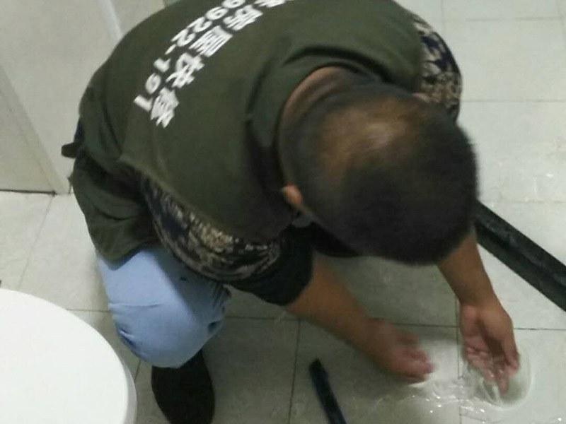 衛(wèi)生間刷透明膠：首先對需要進(jìn)行防水工藝處理的衛(wèi)生間地面進(jìn)行全面徹底的清洗，除去污漬，灰塵等各種雜物灰塵，使其全部露出干凈的層面。防水膠是可以直接涂刷使用的，因?yàn)樗哂辛己玫娜犴g性和抗拉的強(qiáng)度，特別適合于管道口、裂縫、下水口等易形變部位。施工時(shí)候一般采取二道涂刷，每道施工間隔時(shí)間為上一道完全干燥后，才能施工下一道。對于轉(zhuǎn)角處、排氣孔、穿墻管、落水口等特殊的部位，根據(jù)需要可加用玻璃絲布等材料作增強(qiáng)處理。 噴涂施工工藝是另一種工藝，施工前先將表面清理干凈，有一些裂縫、孔洞應(yīng)用抗?jié)B堵漏劑修補(bǔ)到平整。然后納米硅防水膠按比例加入清水?dāng)嚢杈鶆颍脟婌F器直接在干燥的基面上施工，每公斤稀釋后每遍可施工約30到40平平方米，來回至少兩遍，第一遍施工后干至不粘手后再進(jìn)行第二遍施工 ，對于2.5標(biāo)準(zhǔn)砂漿的毛面，施工兩遍大約可達(dá)到滲透0.5mm深，有效壽命可達(dá)二十年。 施工后24小時(shí)內(nèi)不得受雨淋水浸，5攝氏度以下請停止施工。常溫下干燥后即有良好的防水效果。噴涂施工特別適合于治理外墻滲漏，干燥成膜后呈無色透明狀，基本不影響建筑物外觀。