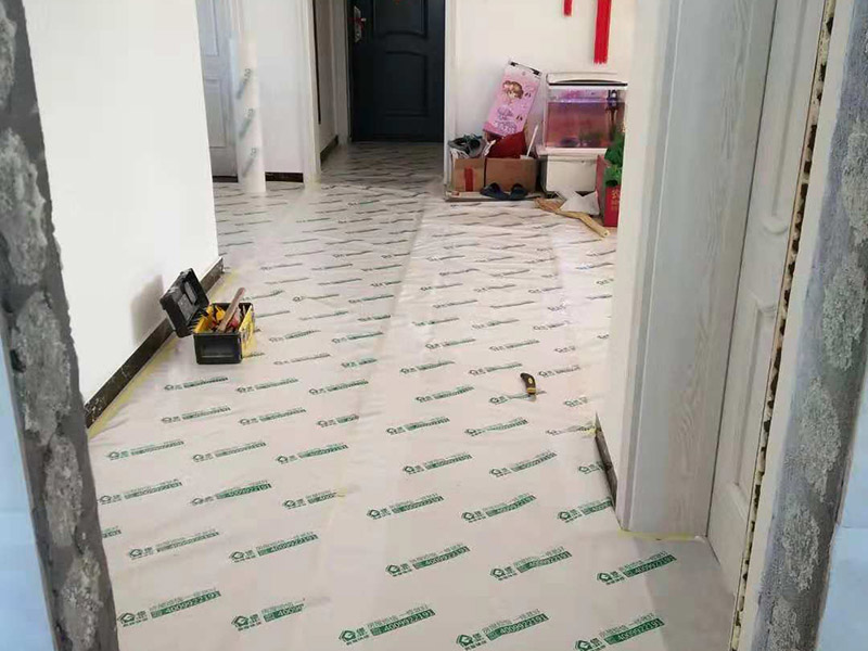 整體衛(wèi)生間翻新：1.衛(wèi)生間的墻面一定要做30cm的防水涂料，避免積水浸透墻面。如果衛(wèi)生間的墻面是輕體墻的話可以把整個(gè)墻面都涂上防水涂料。其次兩扇式的淋浴屏它的兩面墻都要涂上防水涂料。 2.瓷磚不僅可以避免潮濕的侵蝕，而且還可以保護(hù)墻面，所以墻面可以鋪貼滿瓷磚。其次瓷磚的墻面還可以長久保持整潔和美觀，同時(shí)吊頂?shù)恼趽醪糠忠惨么纱u鋪貼滿，這樣才能更好的保護(hù)好整個(gè)墻面。 3.如果是把原來的地面打掉的話，一定要對(duì)地面進(jìn)行找平處理和防水處理，這樣才能防止在以后的使用中出現(xiàn)滲漏的現(xiàn)象。其次地面的接縫和排水管處一定要用防水涂料涂刷到位。