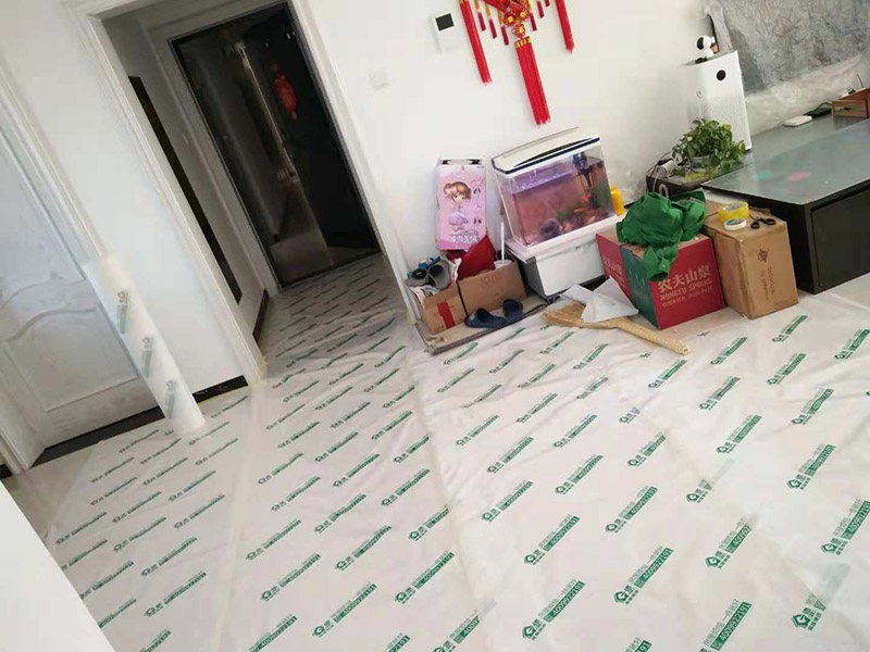 整體衛(wèi)生間翻新：1.衛(wèi)生間的墻面一定要做30cm的防水涂料，避免積水浸透墻面。如果衛(wèi)生間的墻面是輕體墻的話可以把整個(gè)墻面都涂上防水涂料。其次兩扇式的淋浴屏它的兩面墻都要涂上防水涂料。 2.瓷磚不僅可以避免潮濕的侵蝕，而且還可以保護(hù)墻面，所以墻面可以鋪貼滿瓷磚。其次瓷磚的墻面還可以長久保持整潔和美觀，同時(shí)吊頂?shù)恼趽醪糠忠惨么纱u鋪貼滿，這樣才能更好的保護(hù)好整個(gè)墻面。 3.如果是把原來的地面打掉的話，一定要對(duì)地面進(jìn)行找平處理和防水處理，這樣才能防止在以后的使用中出現(xiàn)滲漏的現(xiàn)象。其次地面的接縫和排水管處一定要用防水涂料涂刷到位。