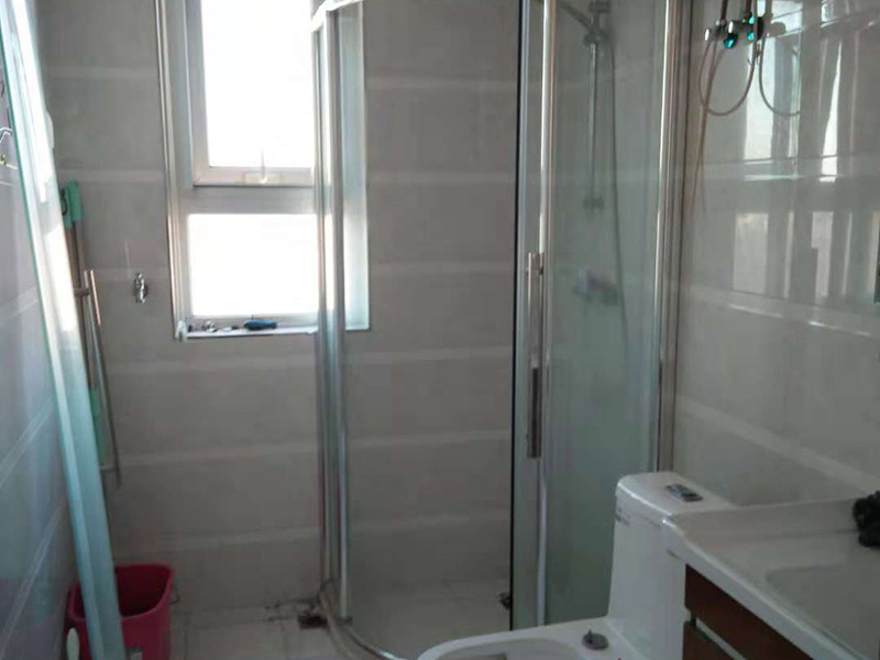 整體衛(wèi)生間翻新：1.衛(wèi)生間的墻面一定要做30cm的防水涂料，避免積水浸透墻面。如果衛(wèi)生間的墻面是輕體墻的話可以把整個(gè)墻面都涂上防水涂料。其次兩扇式的淋浴屏它的兩面墻都要涂上防水涂料。 2.瓷磚不僅可以避免潮濕的侵蝕，而且還可以保護(hù)墻面，所以墻面可以鋪貼滿瓷磚。其次瓷磚的墻面還可以長久保持整潔和美觀，同時(shí)吊頂?shù)恼趽醪糠忠惨么纱u鋪貼滿，這樣才能更好的保護(hù)好整個(gè)墻面。 3.如果是把原來的地面打掉的話，一定要對(duì)地面進(jìn)行找平處理和防水處理，這樣才能防止在以后的使用中出現(xiàn)滲漏的現(xiàn)象。其次地面的接縫和排水管處一定要用防水涂料涂刷到位。