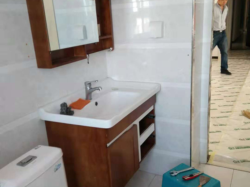 整體衛(wèi)生間翻新：1.衛(wèi)生間的墻面一定要做30cm的防水涂料，避免積水浸透墻面。如果衛(wèi)生間的墻面是輕體墻的話可以把整個(gè)墻面都涂上防水涂料。其次兩扇式的淋浴屏它的兩面墻都要涂上防水涂料。 2.瓷磚不僅可以避免潮濕的侵蝕，而且還可以保護(hù)墻面，所以墻面可以鋪貼滿瓷磚。其次瓷磚的墻面還可以長久保持整潔和美觀，同時(shí)吊頂?shù)恼趽醪糠忠惨么纱u鋪貼滿，這樣才能更好的保護(hù)好整個(gè)墻面。 3.如果是把原來的地面打掉的話，一定要對(duì)地面進(jìn)行找平處理和防水處理，這樣才能防止在以后的使用中出現(xiàn)滲漏的現(xiàn)象。其次地面的接縫和排水管處一定要用防水涂料涂刷到位。