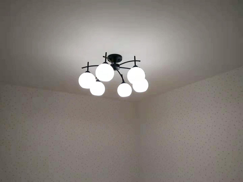 全屋吊燈安裝：1、燈具檢查 檢查燈具安裝附件，查看廠家相關(guān)文件和技術(shù)是否齊全，燈具外觀是否損壞，是否有變形、金屬脫落、腐蝕等現(xiàn)象。 2. 燈具組裝 將燈具各部分連接成一個整體，燈具螺紋的長度應(yīng)適當(dāng)，對于多余的螺紋頭應(yīng)鍍錫，注意火線與零線的區(qū)別，并將線拉直。 3、燈具安裝 燈頭電源線應(yīng)足夠，然后將剩余的電線切斷，取出線頭，用螺絲將燈頭安裝在接線盒上。 4、通電試運(yùn)行 安裝完成后，打開電源，檢測是否通電。