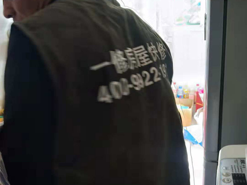 衛(wèi)生間水管安裝：一、衛(wèi)生間水管安裝的正確順序 衛(wèi)生間的水管裝置前定要遵從合理步驟，一般首要和師傅參議水路的詳細(xì)走向，二是用電錘把卡子固定到墻上，三是開端用專業(yè)的熱溶機(jī)對管子進(jìn)行熱熔銜接，四是用試壓泵對整個(gè)管線進(jìn)行打壓測試，五是整理現(xiàn)場。二、衛(wèi)生間水管的規(guī)劃布局 衛(wèi)生間水管裝置要根據(jù)水的走向進(jìn)行鋪設(shè)，一般是橫平豎直，盡可能2條管道不交叉，如果穿插要搭過橋，冷熱水管分隔并保持必定的間隔，沐浴混水閥的左右方位正確且裝在浴缸中心，高度最好在1.8m-2.1m間，還要為熱水器的裝置和洗衣機(jī)的進(jìn)出水口預(yù)留方位，做到科學(xué)合理的布局。